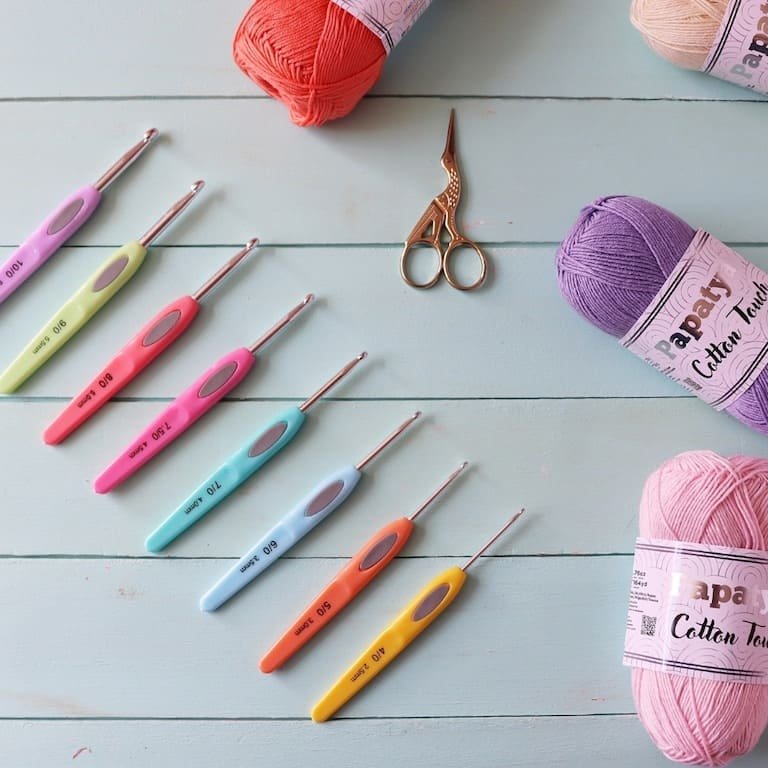 De qué materiales están hechas las agujas de crochet y cuál es la