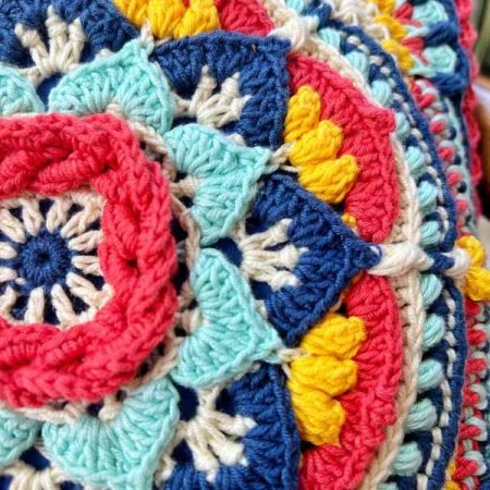 cojin flor loto crochet